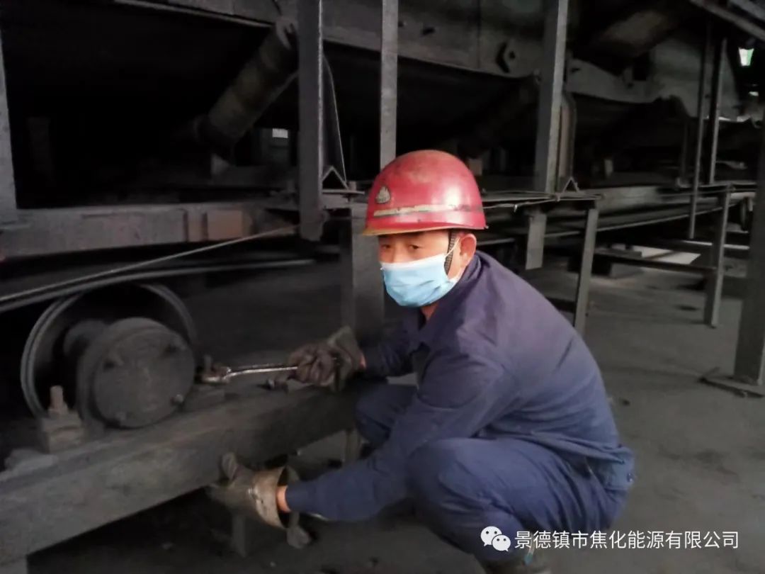 “老線這邊人手不夠，你們那邊有誰可以過來支援？”“好的，我馬上來。”聽到這個(gè)消息時(shí)，羅國安剛剛結(jié)束新線的維修工作，但他二話不說，立即拿起維修包，投入到老線的維修工作當(dāng)中。每天工作10小時(shí)以上已經(jīng)成為抗疫期間的常態(tài)，雖然身體很疲憊，但是他沒有任何怨言，“確實(shí)很辛苦、很累，但現(xiàn)在正是特殊時(shí)期，只有保障公司生產(chǎn)經(jīng)營“不斷檔”，我們生活才能“不斷線”，恰恰我所在的運(yùn)輸廠就是承擔(dān)著焦炭煤炭運(yùn)輸?shù)闹匾氊?zé)，所以我更應(yīng)該恪盡職守，保障好這些設(shè)備的穩(wěn)定運(yùn)行。”.jpg